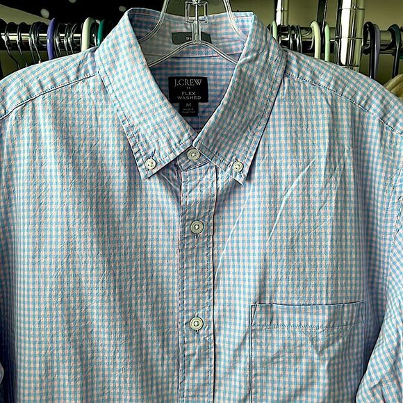 NEW! Men’s slim Fit Button Down - Picture 2 of 3